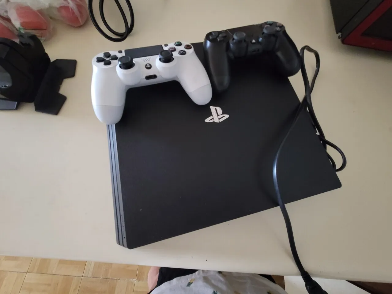 PS4프로 팔아요
					전자/가전
					Los Angeles