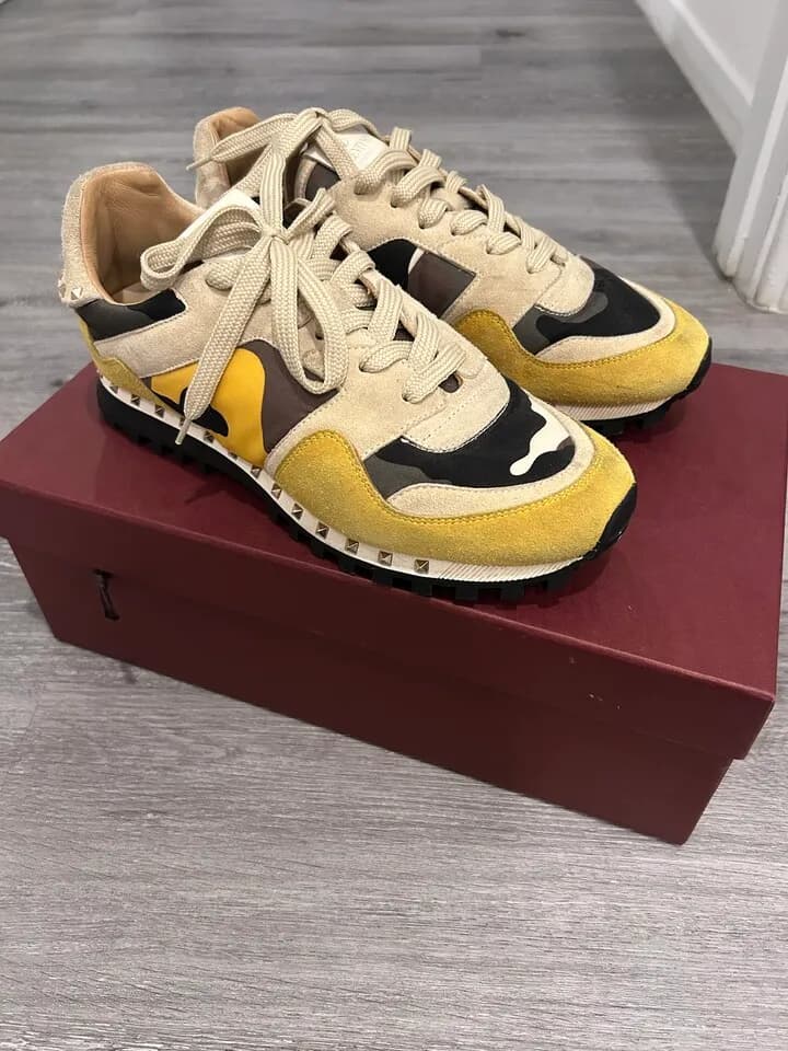 남자 발렌티노 정품 sneakers size 40 1/2, cream/yellow
					의류/패션
					Los Angeles