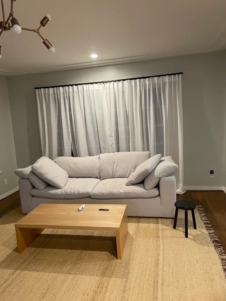 Restoration Hardware Cloud Sofa
					가구
					Los Angeles