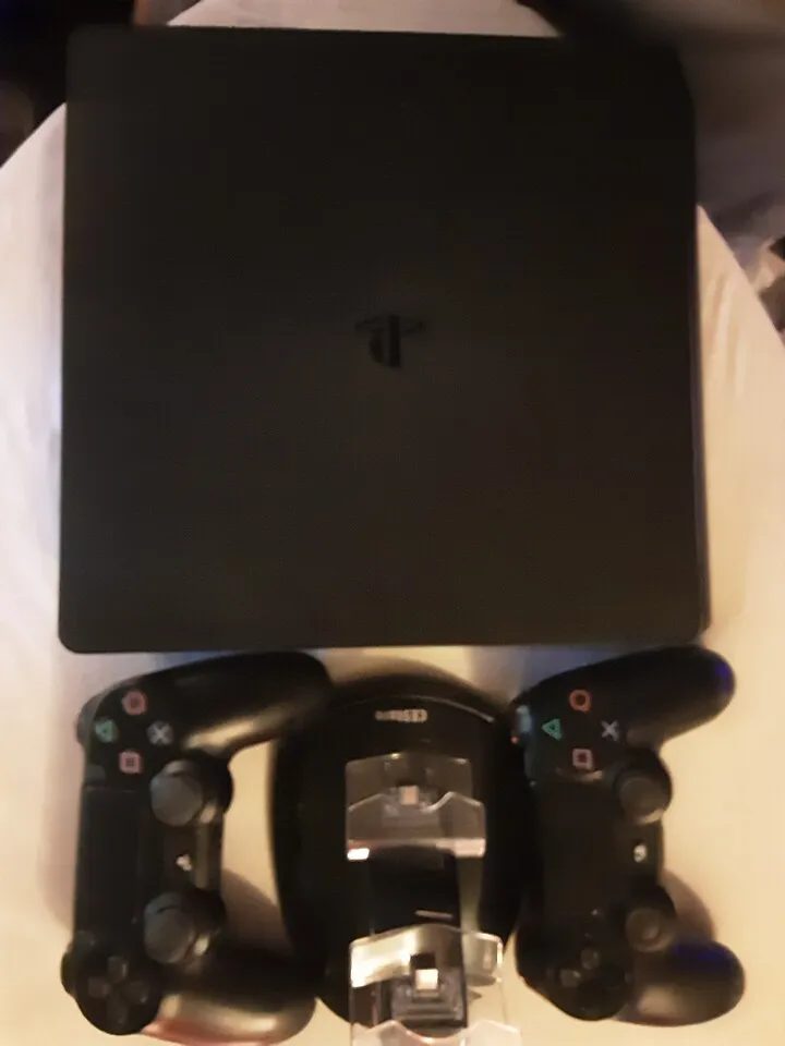 PS4 Slim + 2 Controllers + 5 Games-$80
					전자/가전
					L.a
