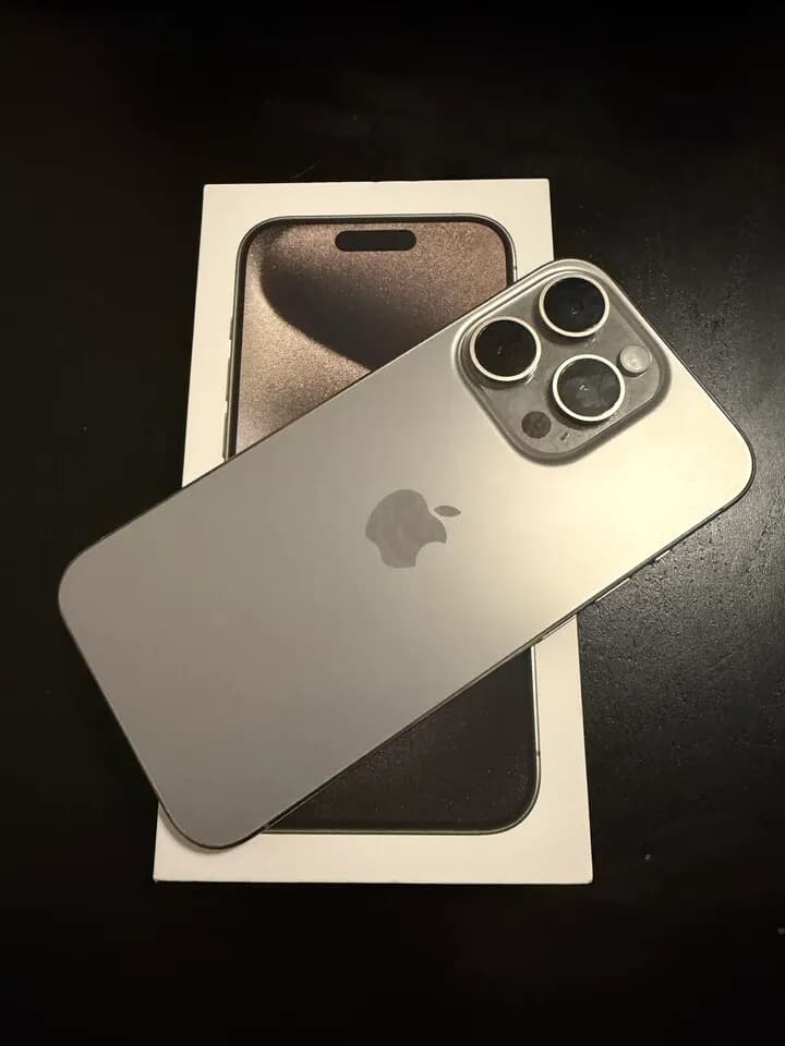 iPhone 15 Pro 언락폰 팔아요.
					전자/가전
					LA