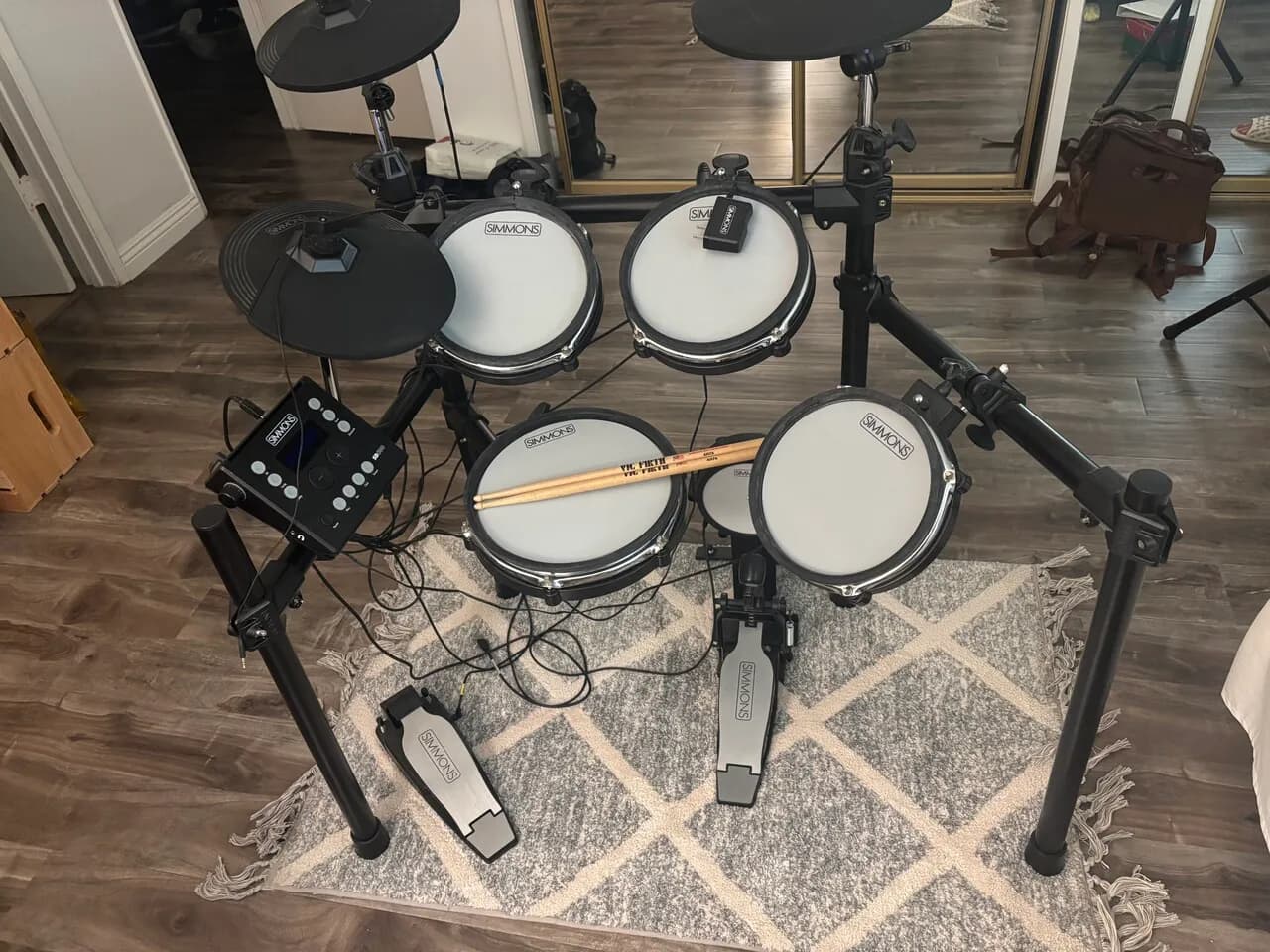 electric drum set (전자 드럼)
					무빙세일
					Los Angeles
