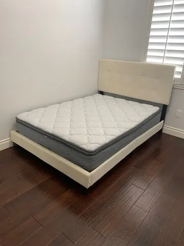 침대 새것, 중고 디자인 다양합니다
					무빙세일
					Los Angeles