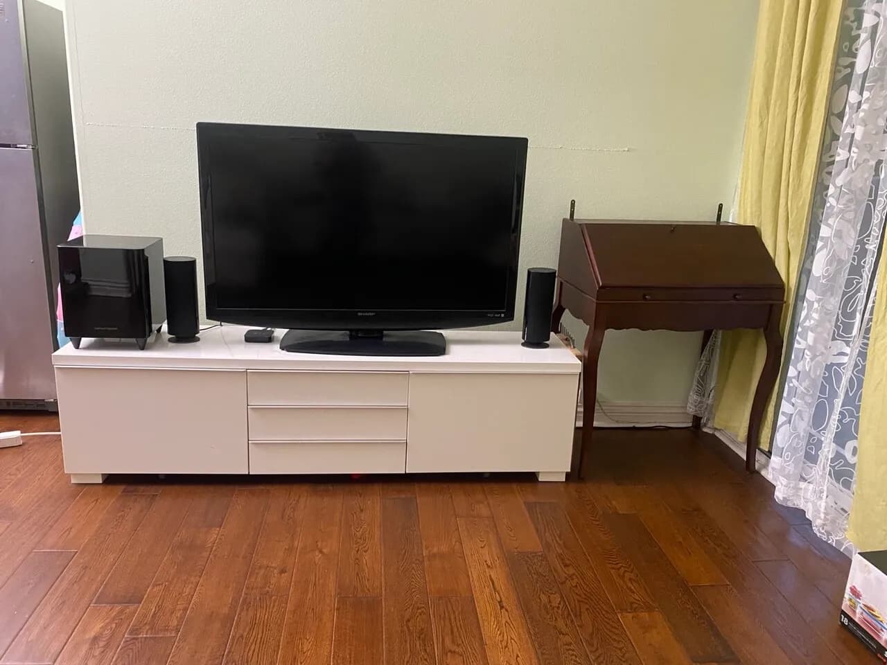 전부 $100
					무빙세일
					Los Angeles