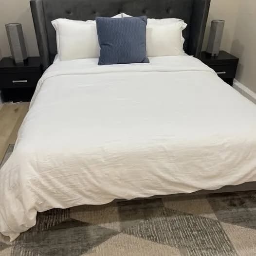 퀸사이즈 Queen Mattress + Bed Frame (like new)
					무빙세일
					Garden Grove