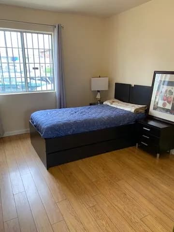 침대 새것, 중고 디자인 다양합니다
					무빙세일
					Los Angeles