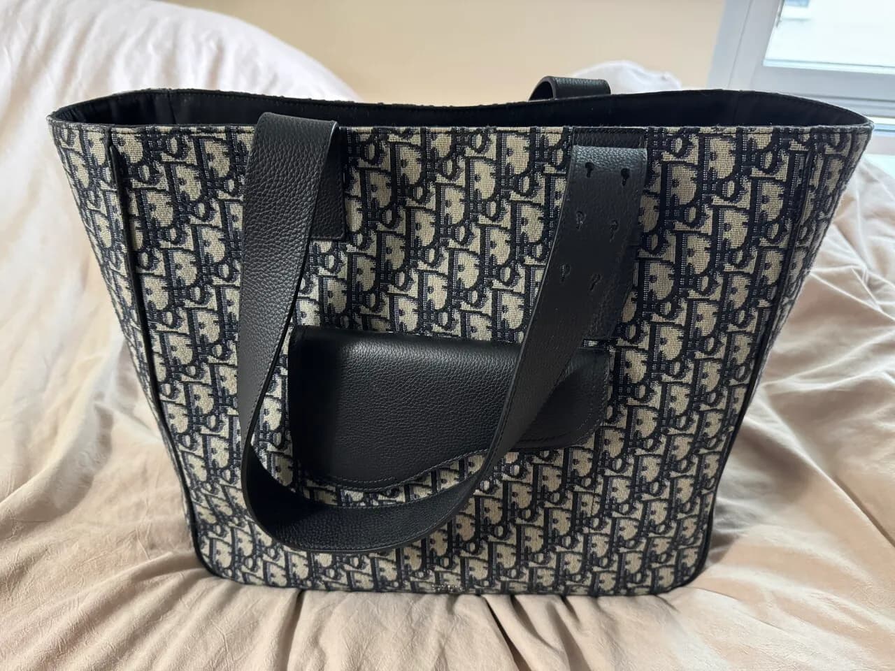 DIOR OBLIQUR TOTE BAG MENS
					의류/패션
					Los Angeles