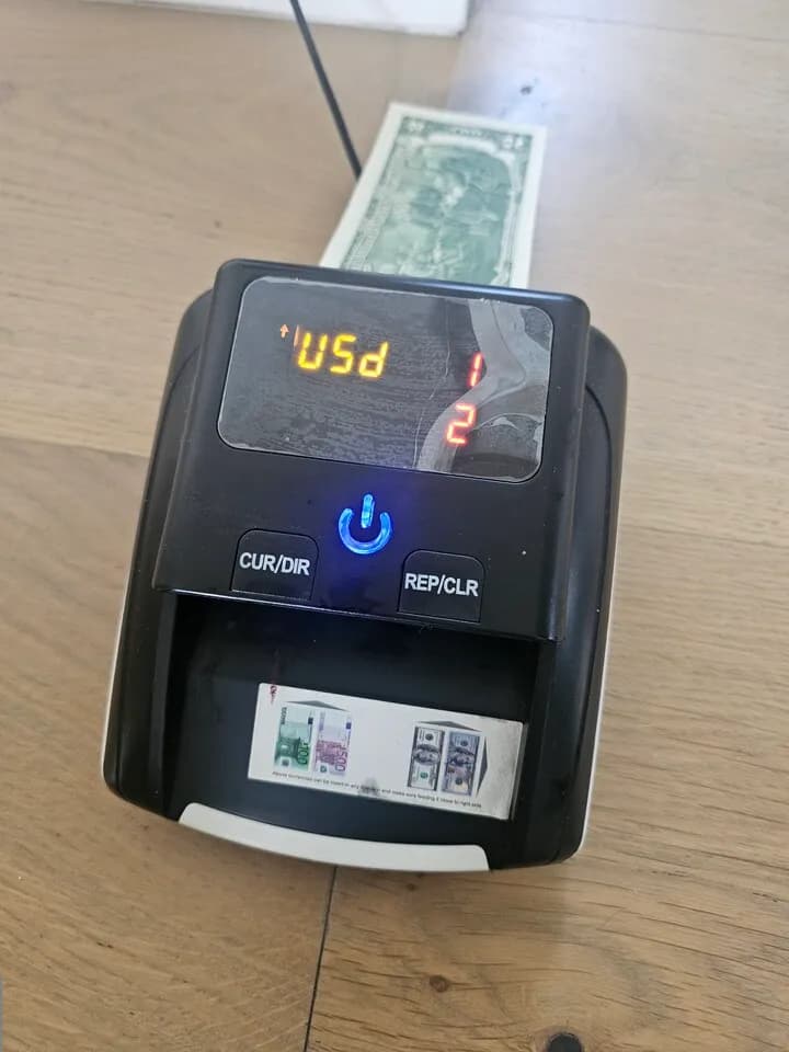 가짜돈 걸러내는 기계. Bill Counter
					무빙세일
					Los Angeles