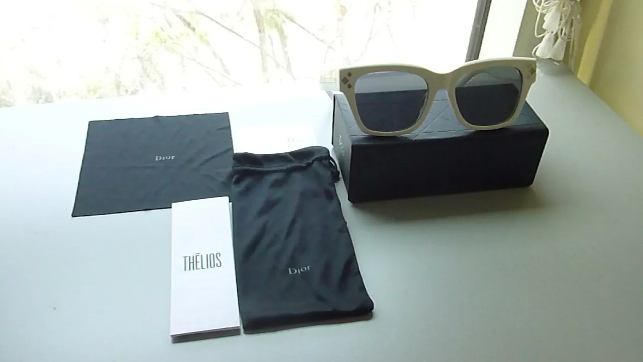 최고 명품-프랑스 디자인-NEW-이태리-크리스찬 디올-DIOR-WHITE-선글라스
					의류/패션
					Los Angeles