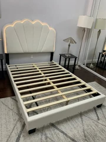 침대 새것, 중고 디자인 다양합니다
					무빙세일
					Los Angeles