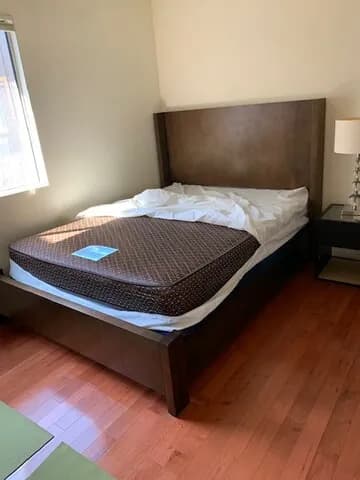 침대 새것, 중고 디자인 다양합니다
					무빙세일
					Los Angeles