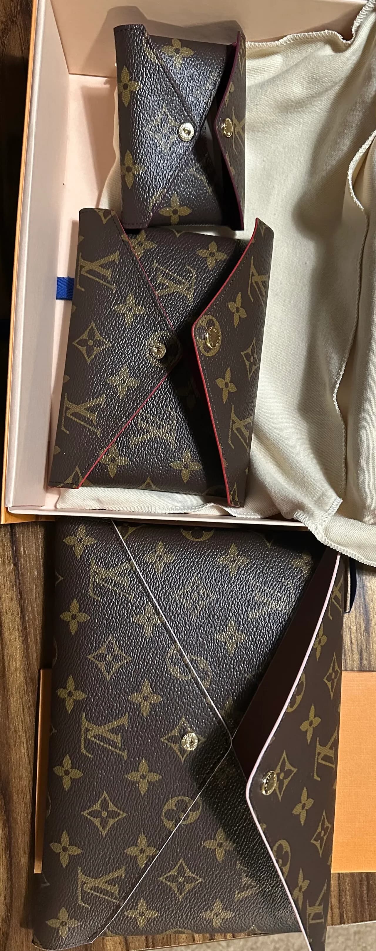 NEW Kirigami Pochette - Luis Vuitton
					의류/패션
					Oc/la