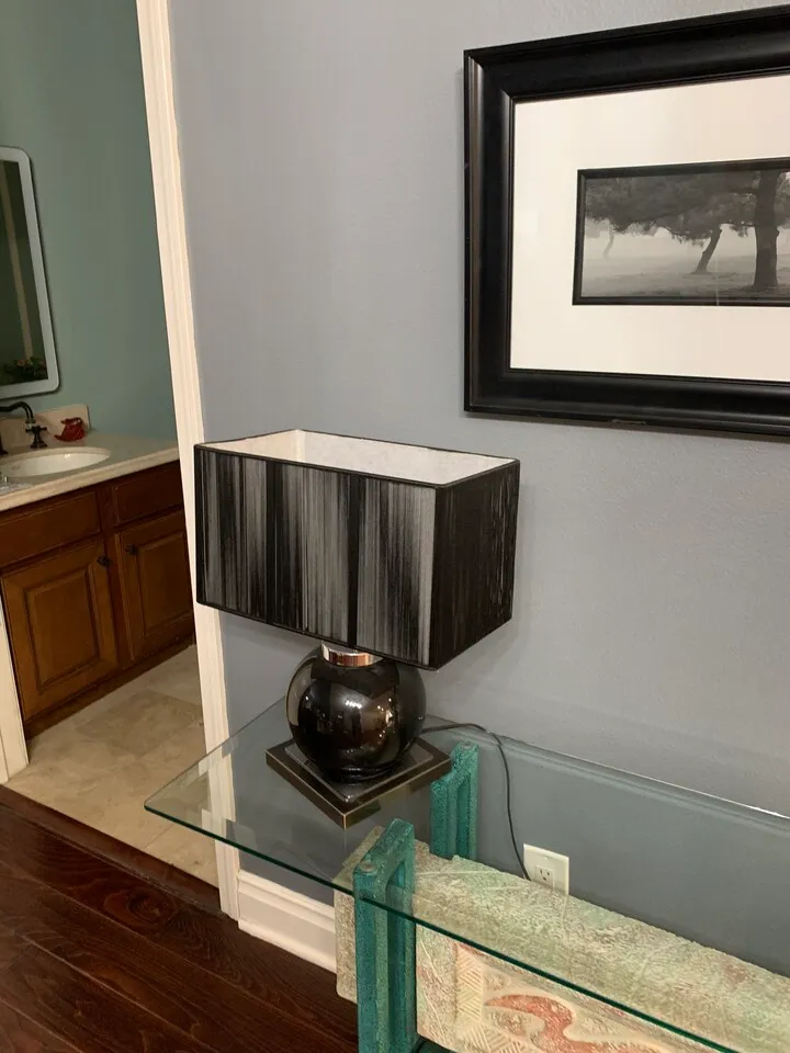 사각 램프,30불, 그외 램프25불
					무빙세일
					Los Angeles