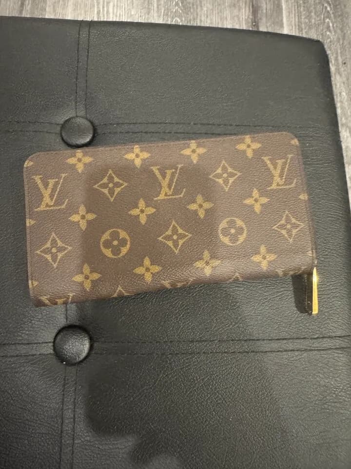 한 번 사용한 명품지갑 팝니다
					의류/패션
					Los Angeles