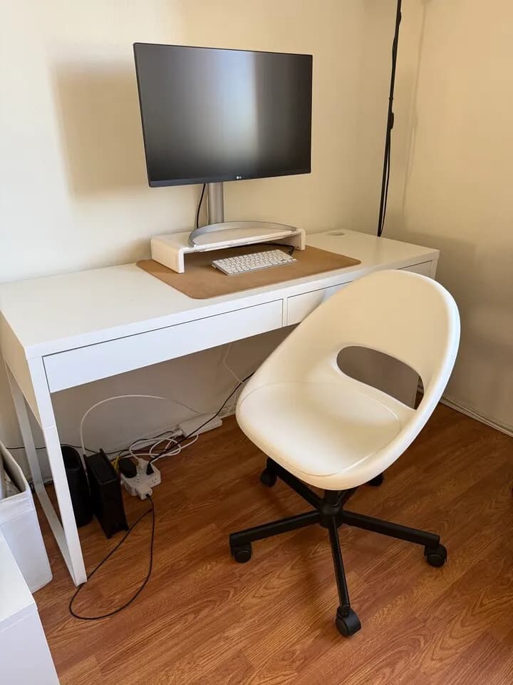 이케아 책상 의자 세트
					무빙세일
					Los Angeles