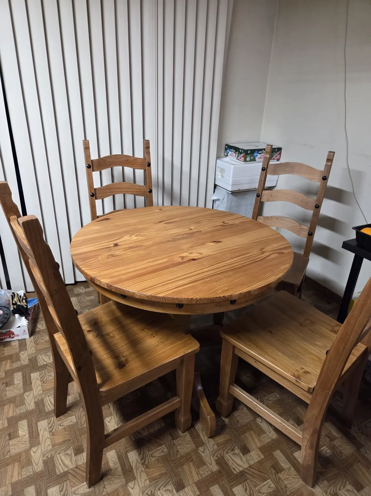 원목 식탁 4인용 원형
					무빙세일
					Downey