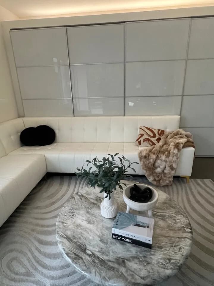 T 섹션 대형 흰색 고급 가죽 소파 급매
					가구
					Beverly Hills