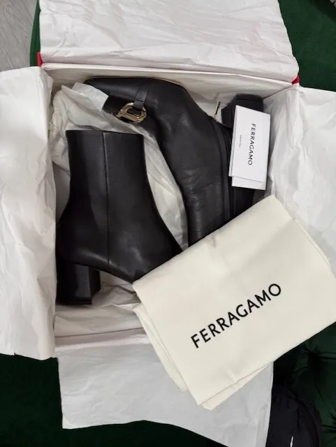 여성 페라가모 앵클 부츠 사이즈 7.5/ 굽높이 6cm
					의류/패션
					Los Angeles