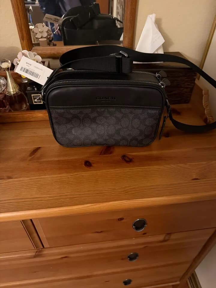 Coach 블랙 크로스바디 가방 팔아요
					의류/패션
					한타