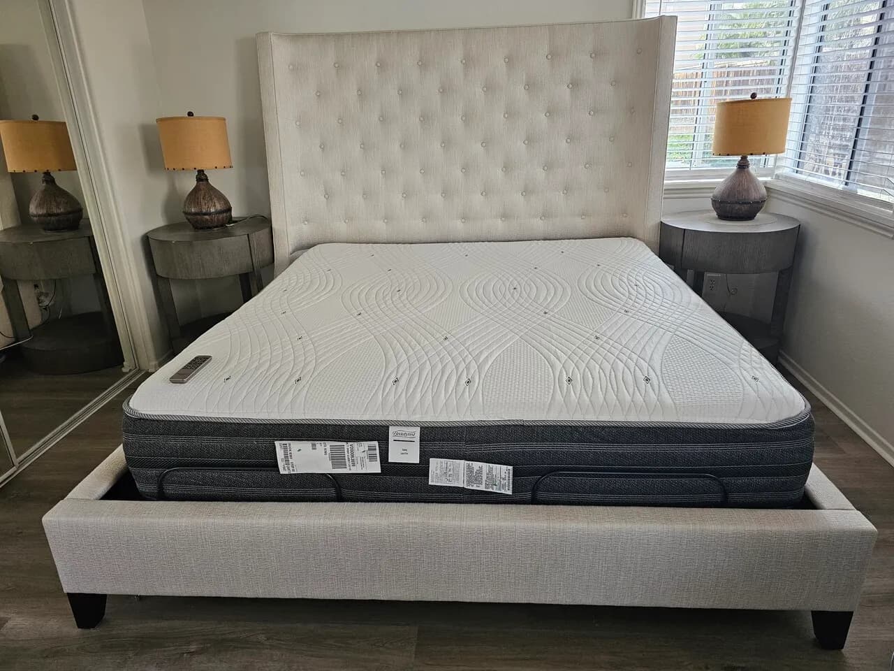 Mathis Brothers Furniture 최상급 베드세트와 메트레스
					무빙세일
					치노힐스