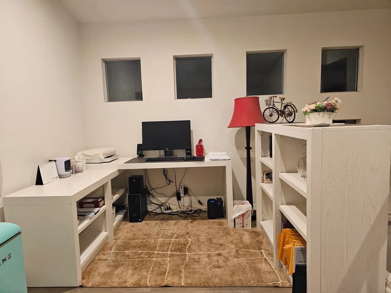 예쁜 포츄리 반 제품 데스크와 북케이스 필아요
					가구
					치노힐스