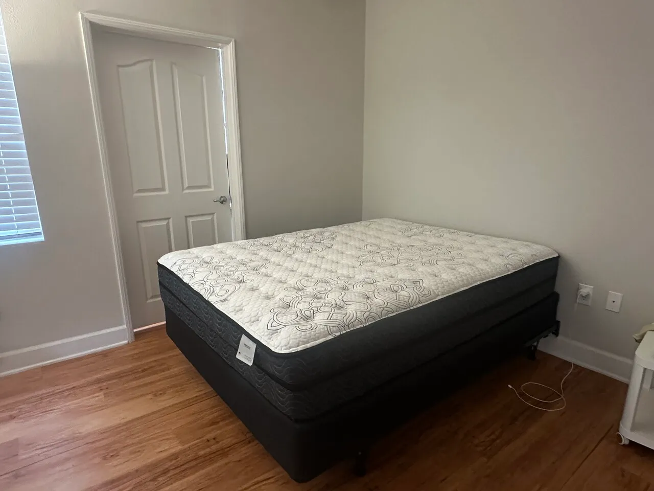 퀸사이즈 침대 판매합니다
					가구
					Los Angeles