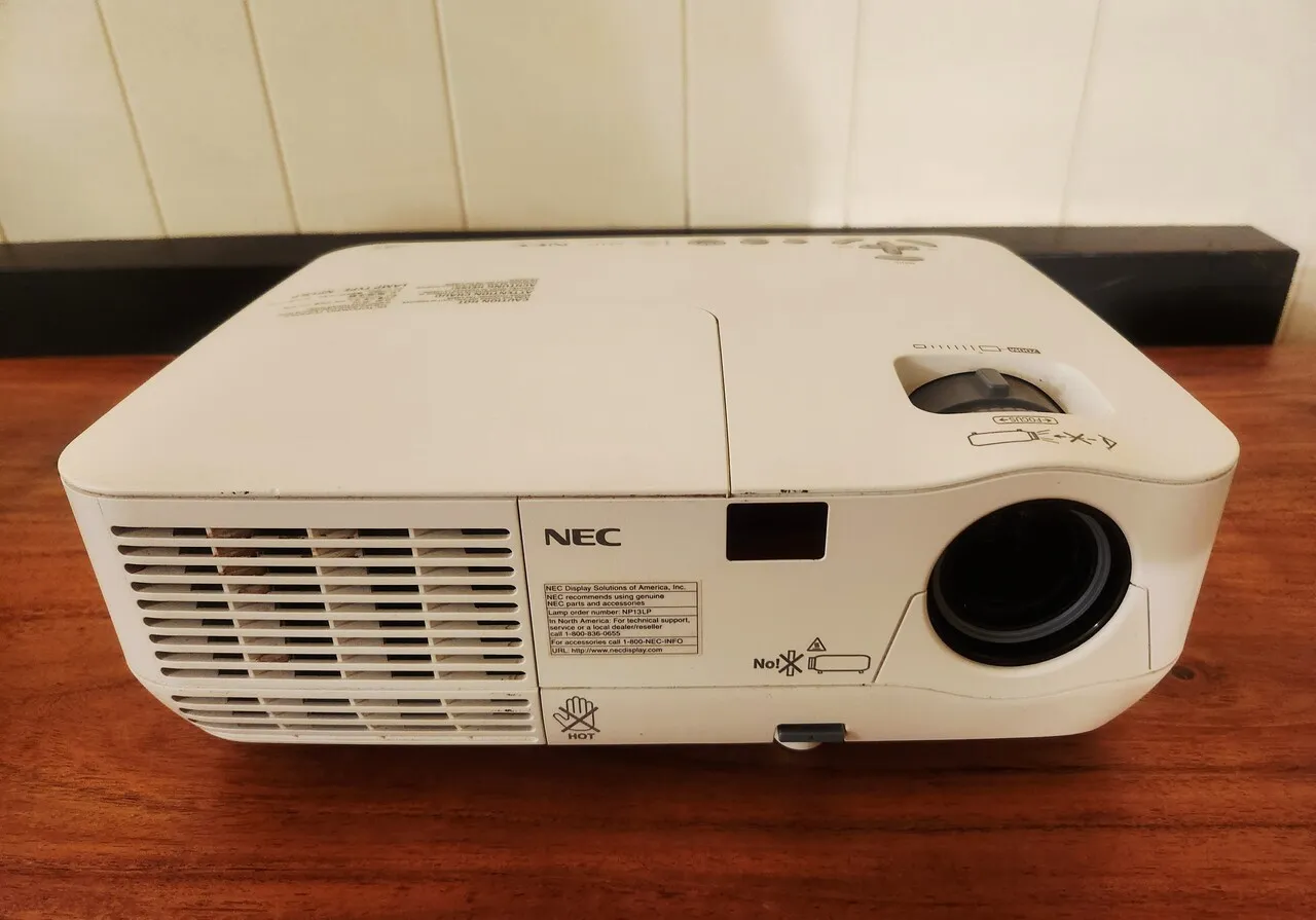 NEC NP115 프로젝터와 두가지 케이블
					무빙세일
					Cypress