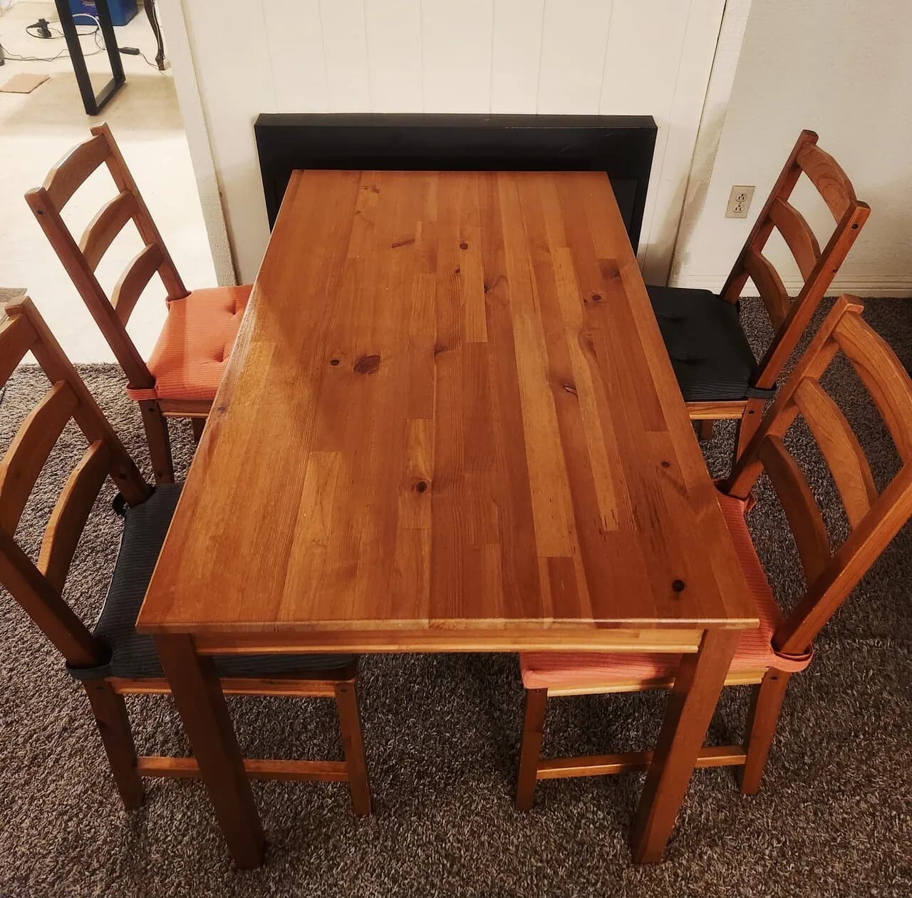 Ikea 테이블 + 의자 4개
					무빙세일
					Cypress