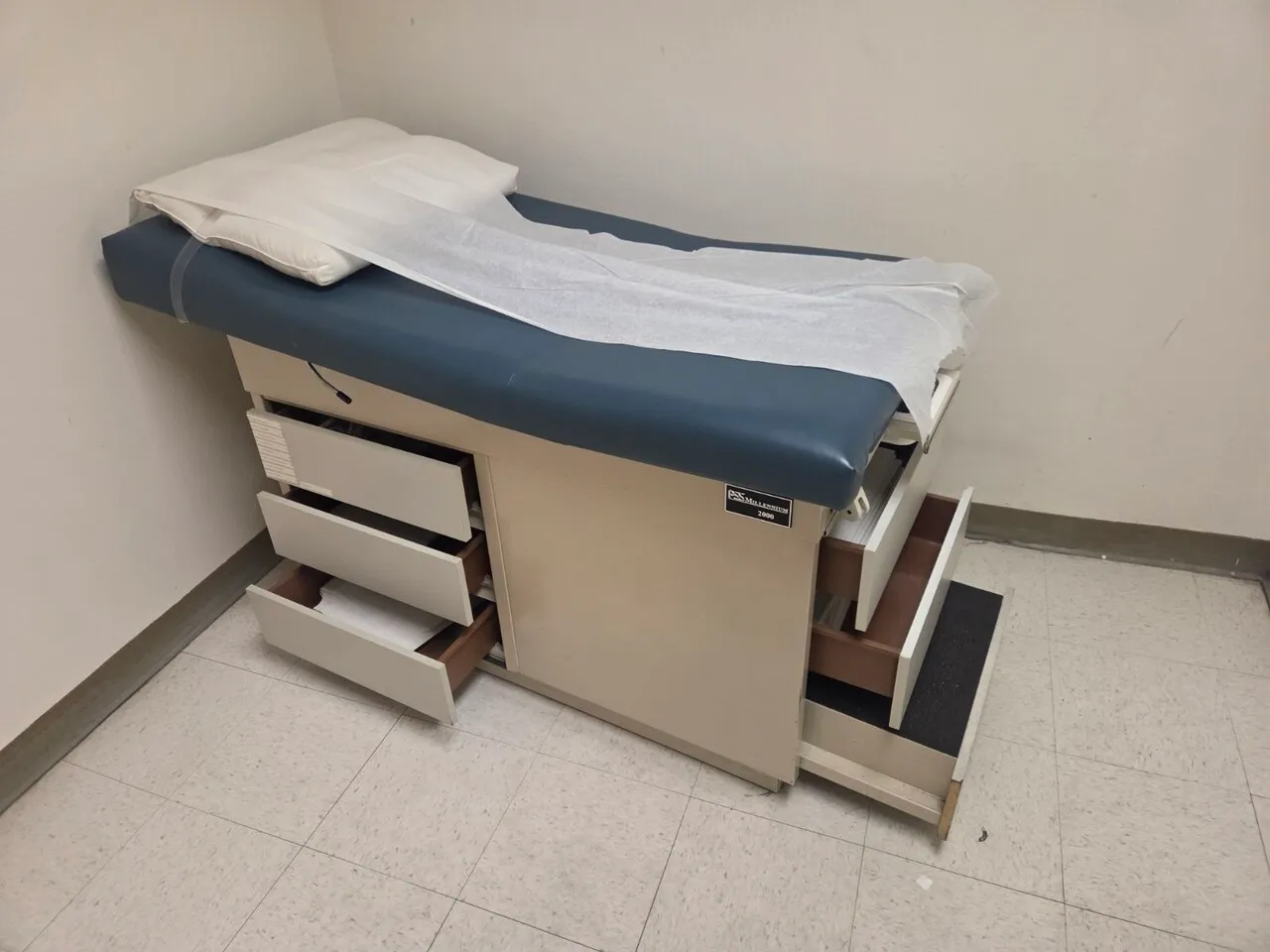 병원용 Exam table 책상들 필요하신분 꽁짜입니다
					무빙세일
					Lynwood