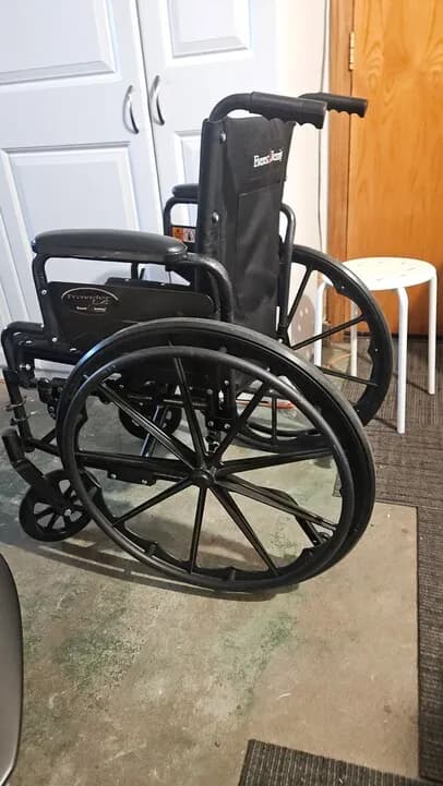 휠체어 세일
					운동/건강
					Cerritos  Ca