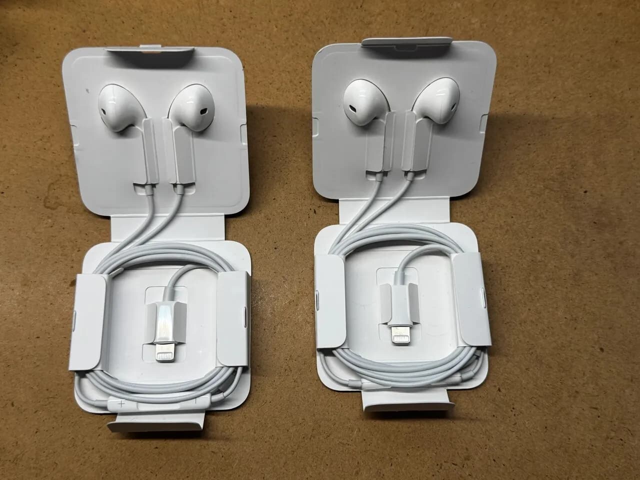 아이폰 이어폰 2개 새거 안씀 라이트닝단자 (20불)
					기타
					Los Angeles