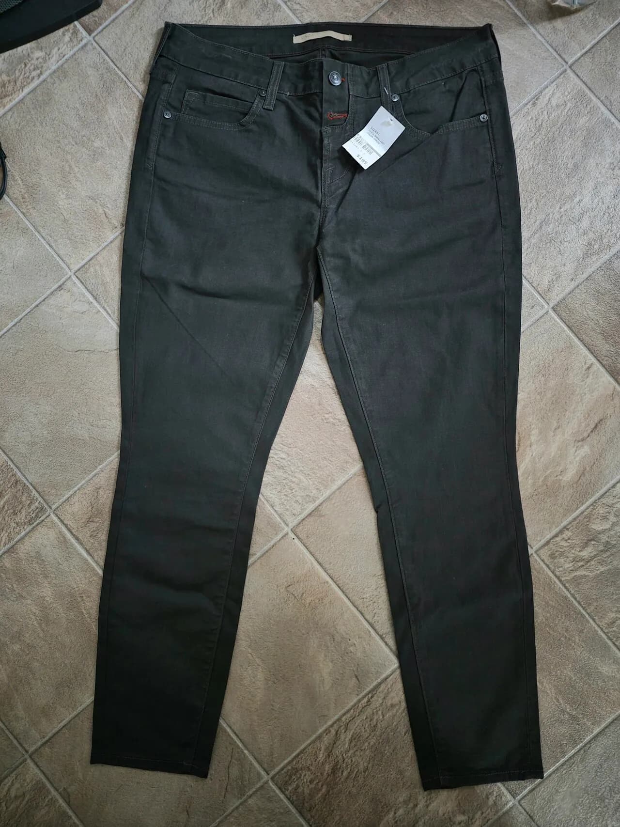 사이즈 29,30,31 이름 있는 여자 검은 바지
					의류/패션
					Los Angeles