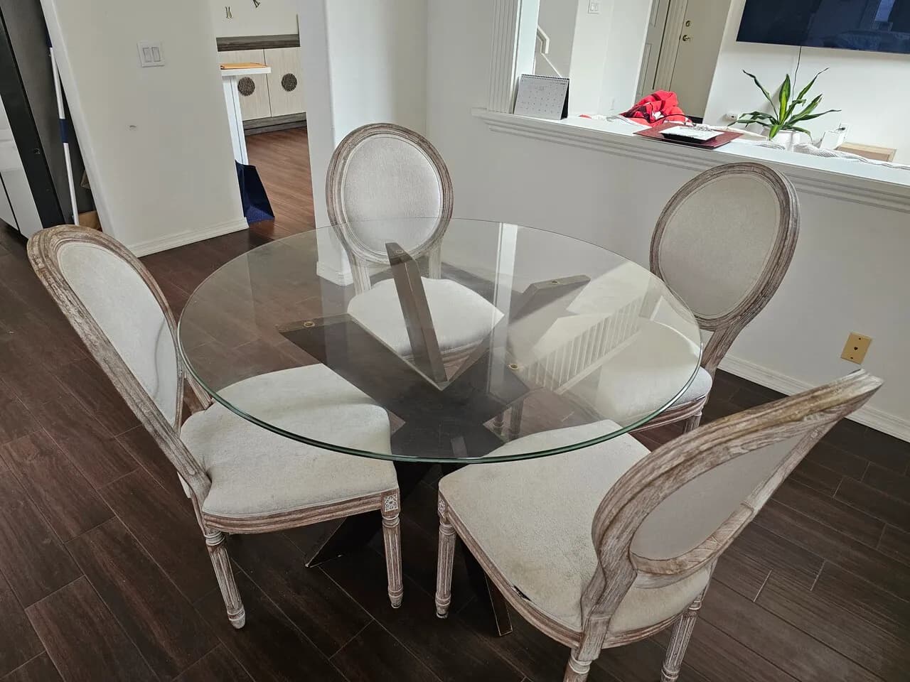 원형 글래스 식탁과 의자
					무빙세일
					치노힐