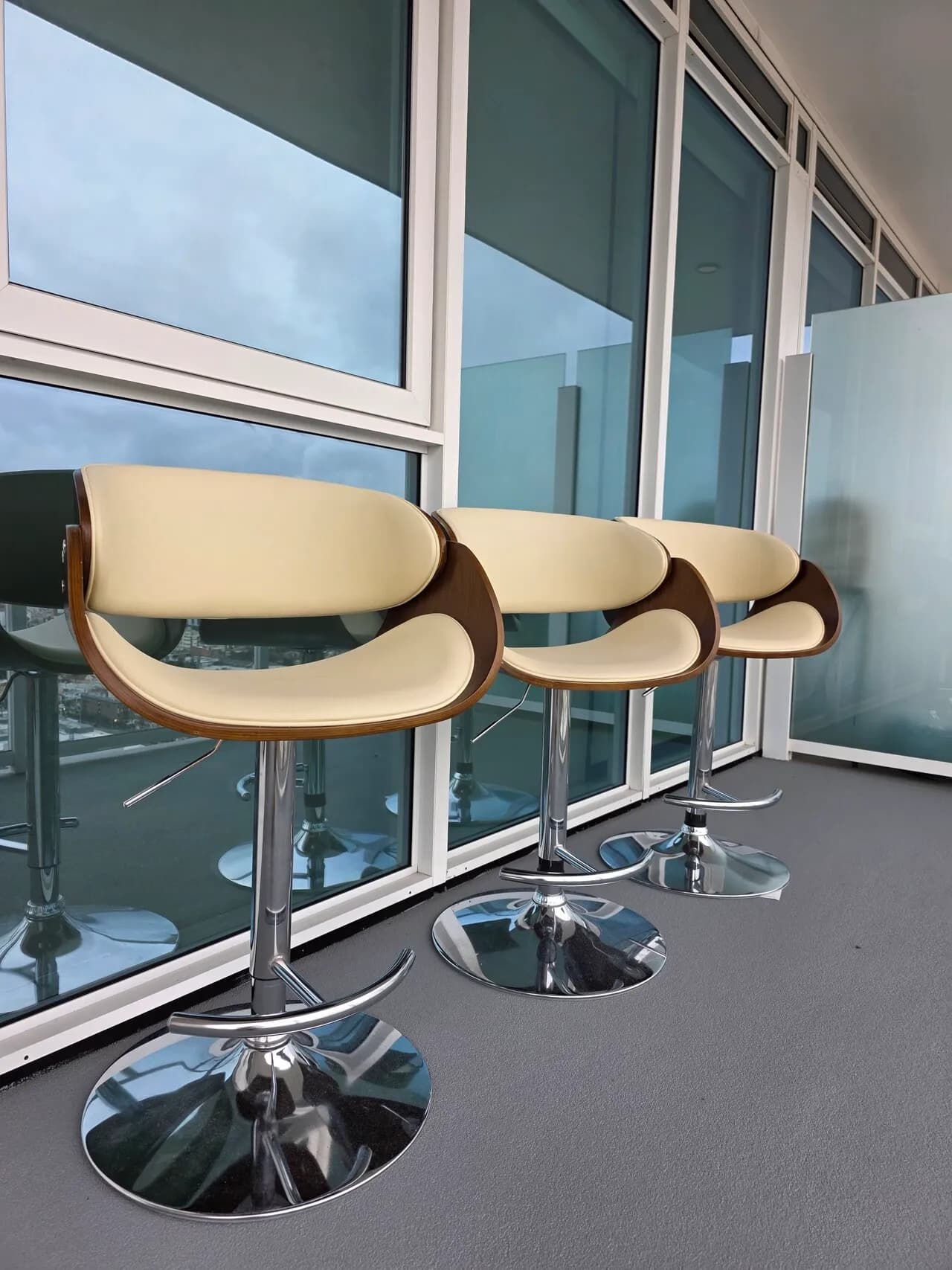 bar 의자 3개 150불
					가구
					Los Angeles