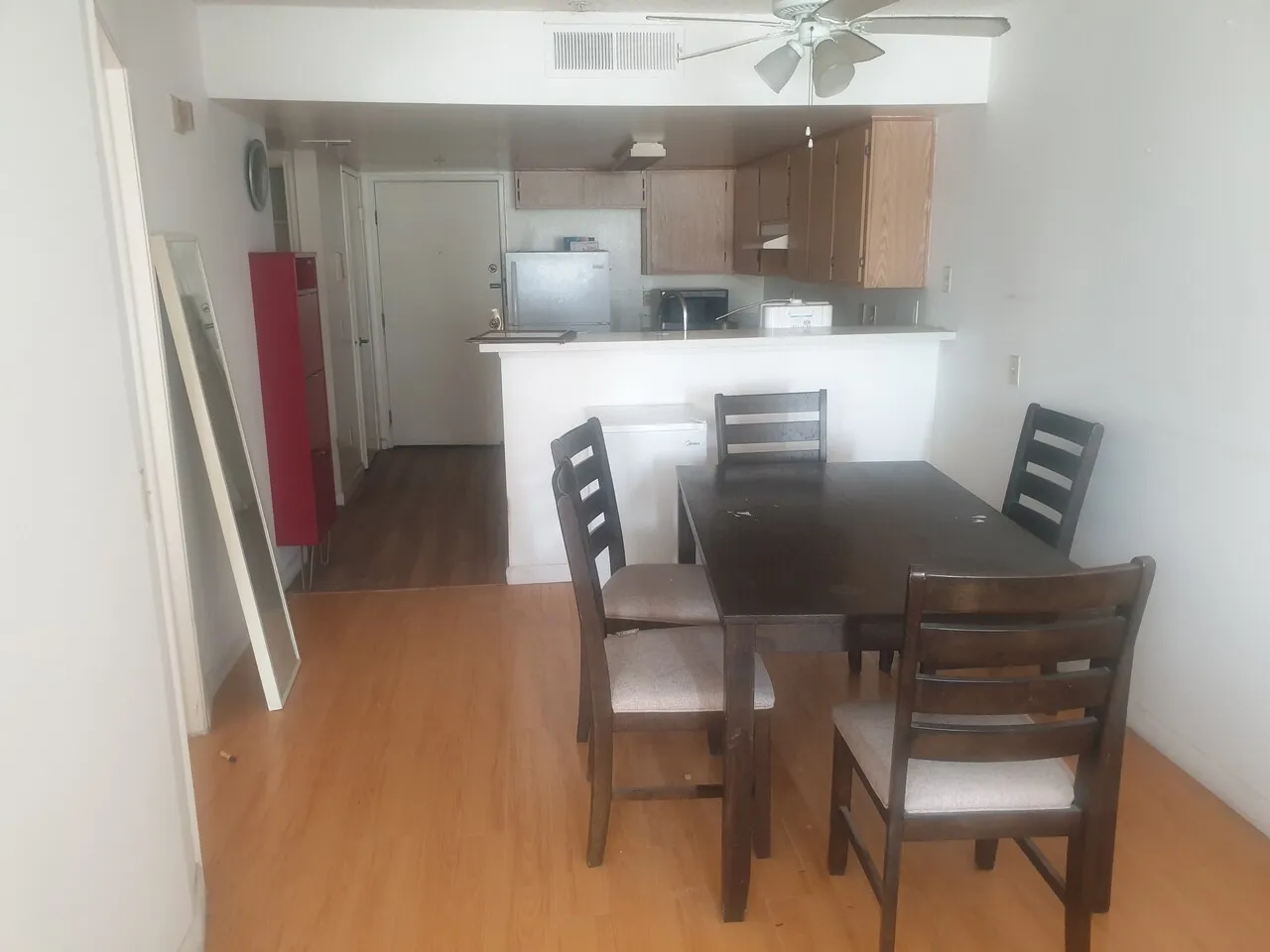 거실쇼파 유리책상 4인용식틱세트 등등
					무료나눔
					LA