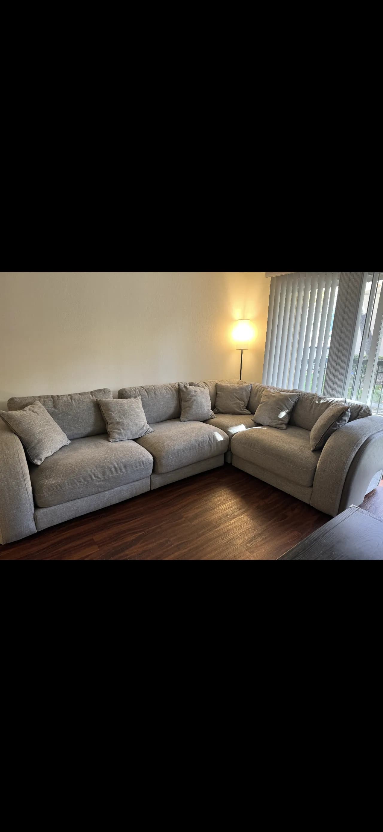 1년도 안된 소파
					가구
					Orang County Garden Grove