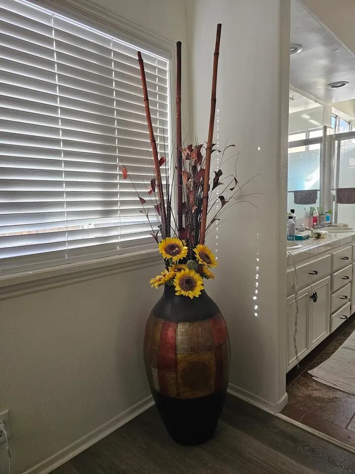 인테리어 디스플레이 용의 해바라기 꽃 화병 급매
					무빙세일
					Chino Hills