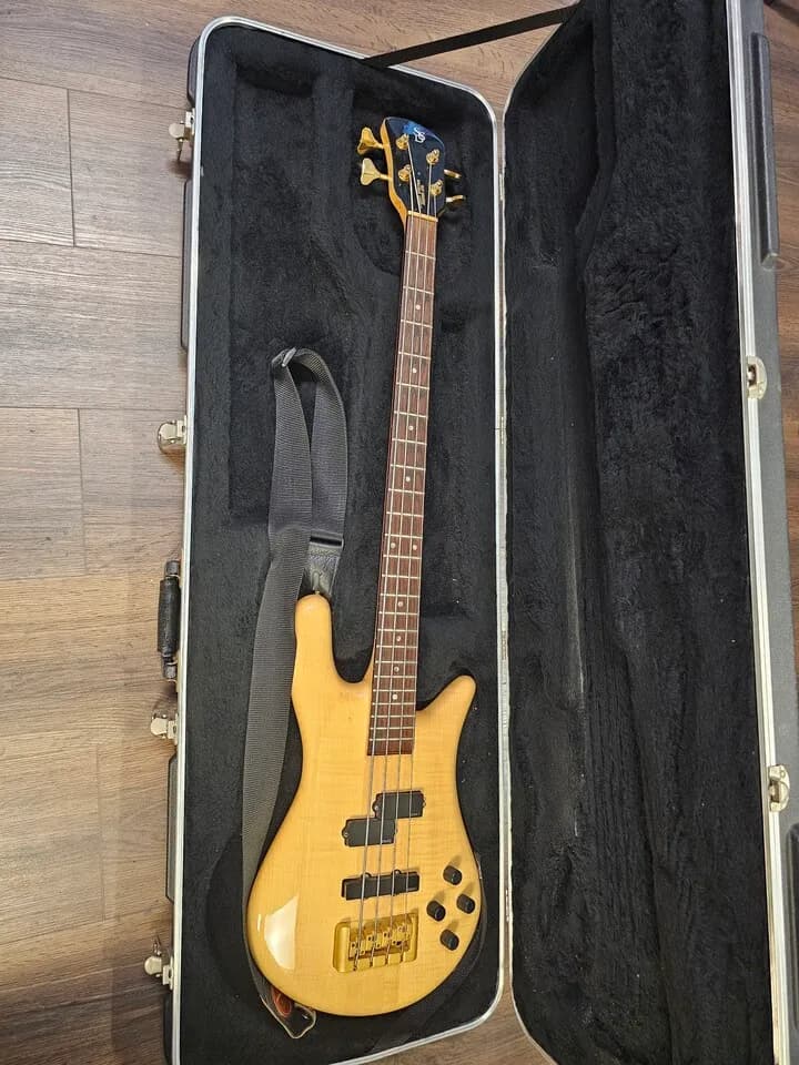 베이스 기타 팝니다. (하드케이스 포함)
					기타
					Los Angeles