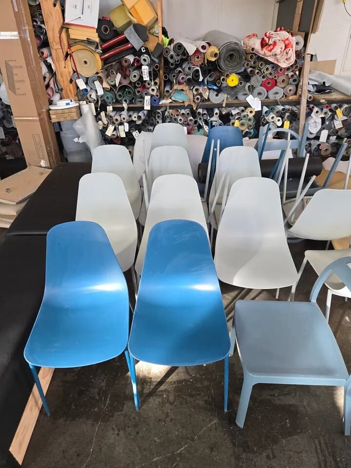 (폐업정리) 상태 최상! 튼튼한 카페 의자 16개 팝니다 (실내/야외 겸용)
					무빙세일
					Compton