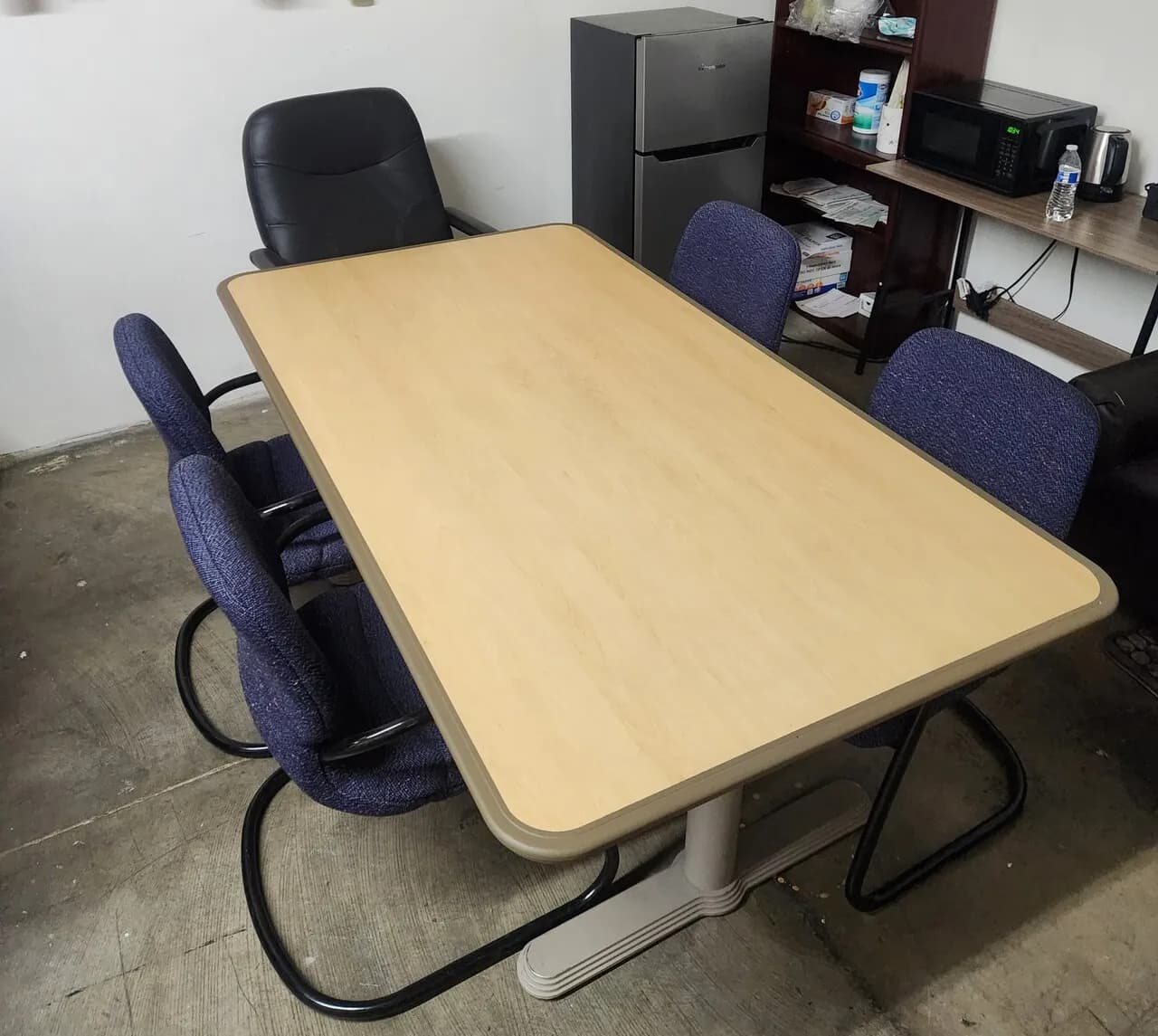 회의용 테이블및 의자4개
					무빙세일
					Los Angeles