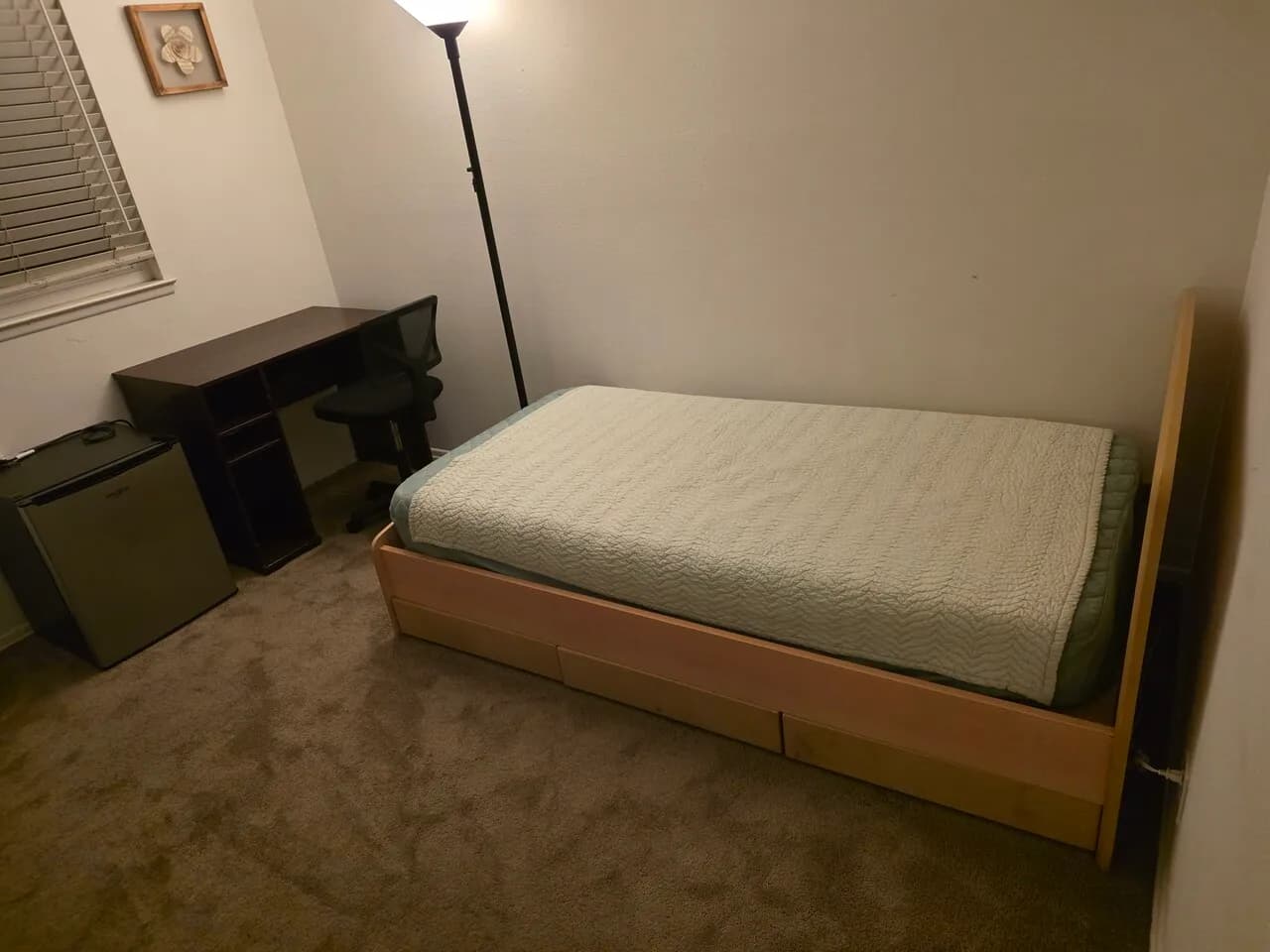 침대 , 책상 , 미니냉장고 팝니다.
					무빙세일
					Cerritos