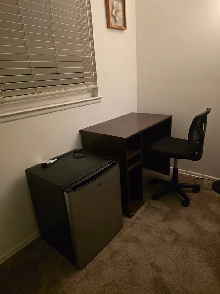 침대 , 책상 , 미니냉장고 팝니다.
					무빙세일
					Cerritos