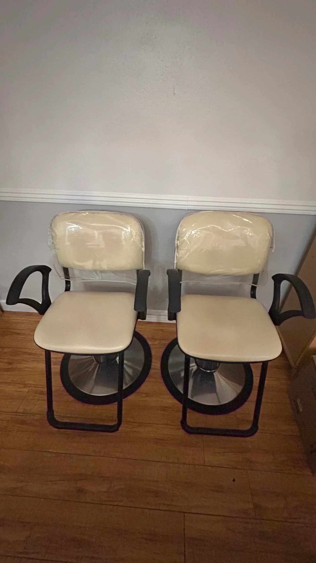 미용실 의자 3개
					기타
					Los Angeles