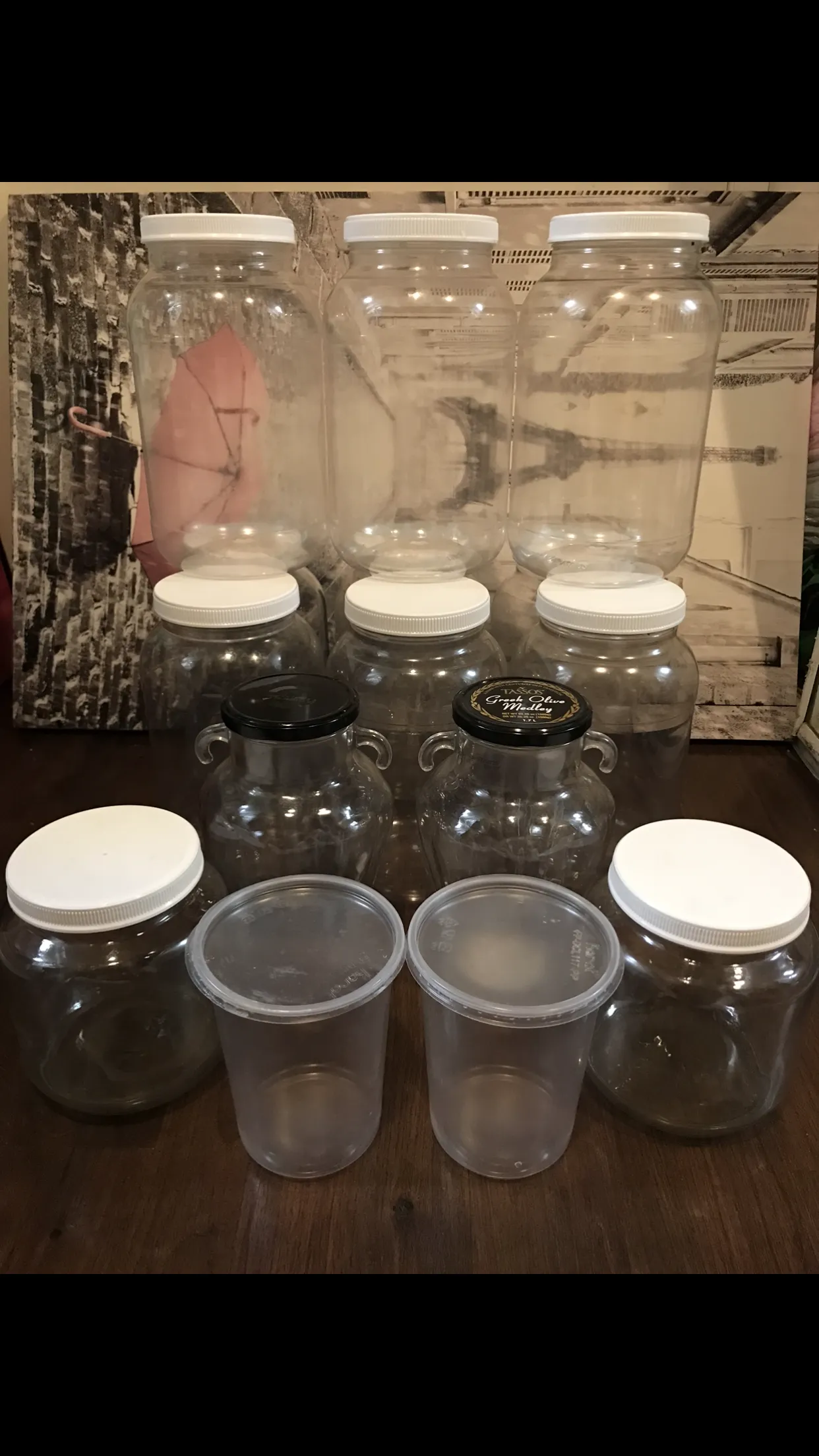 큰 김치병 9개와 유리병 4개 플라스틱 통 등과 두 종류의 빨래 바구니와 옷걸이 20개
					무빙세일
					Los Angeles