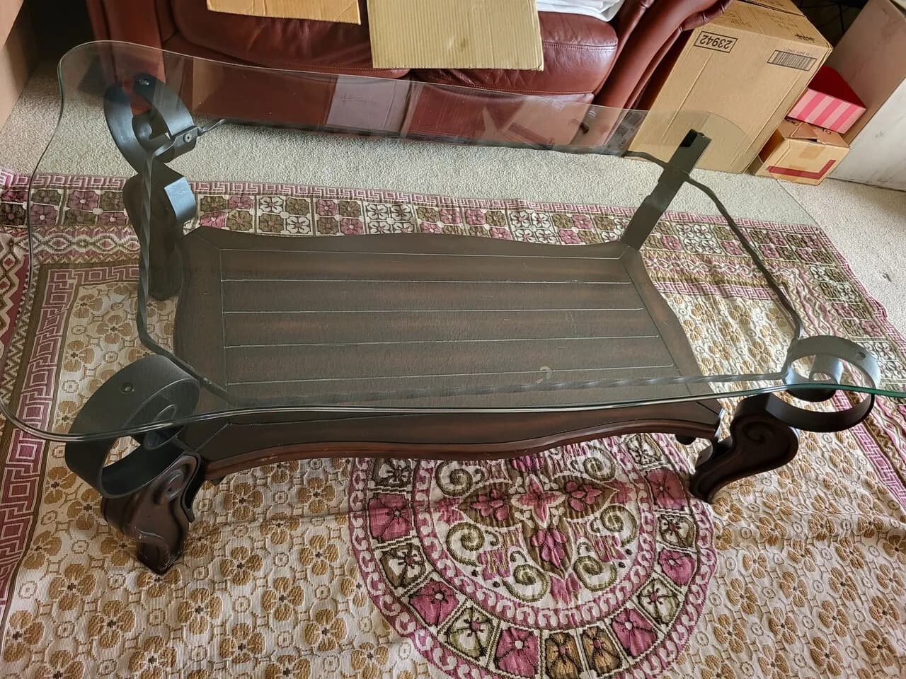 두꺼운 유리 소파 테이블 급하게 팔아요.
					무빙세일
					Glendale