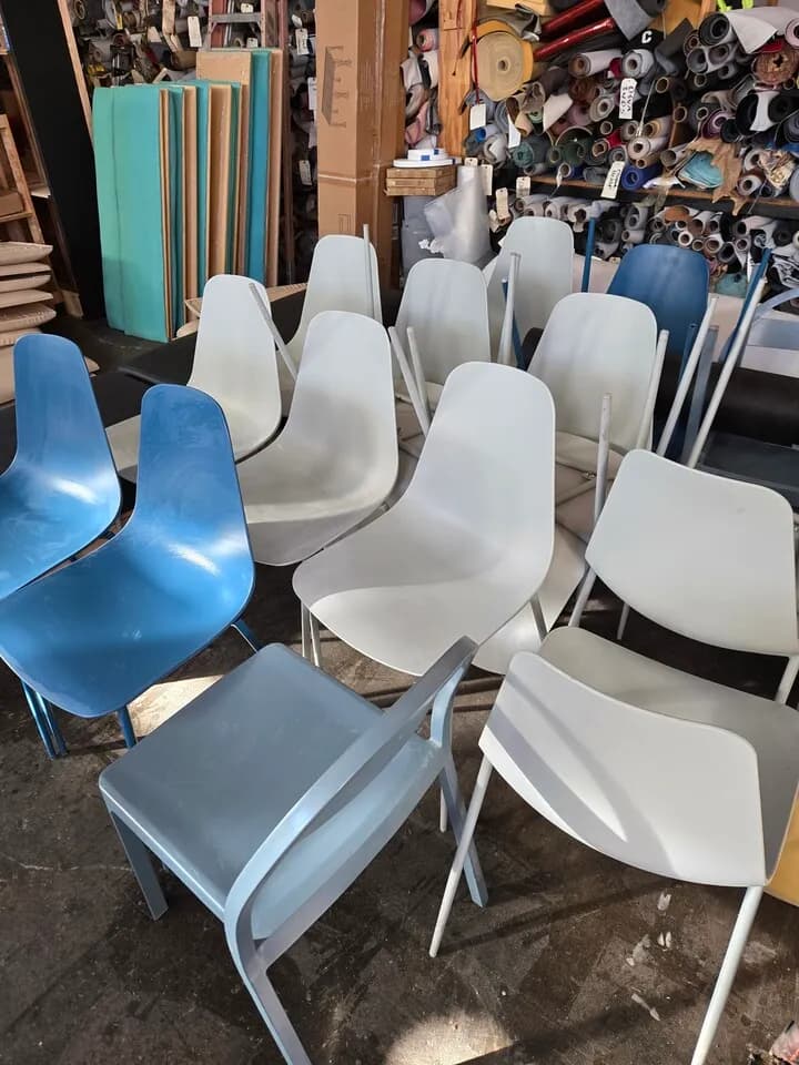 (폐업정리) 상태 최상! 카페 의자 16개 팝니다 (실내/야외)
					무빙세일
					Compton