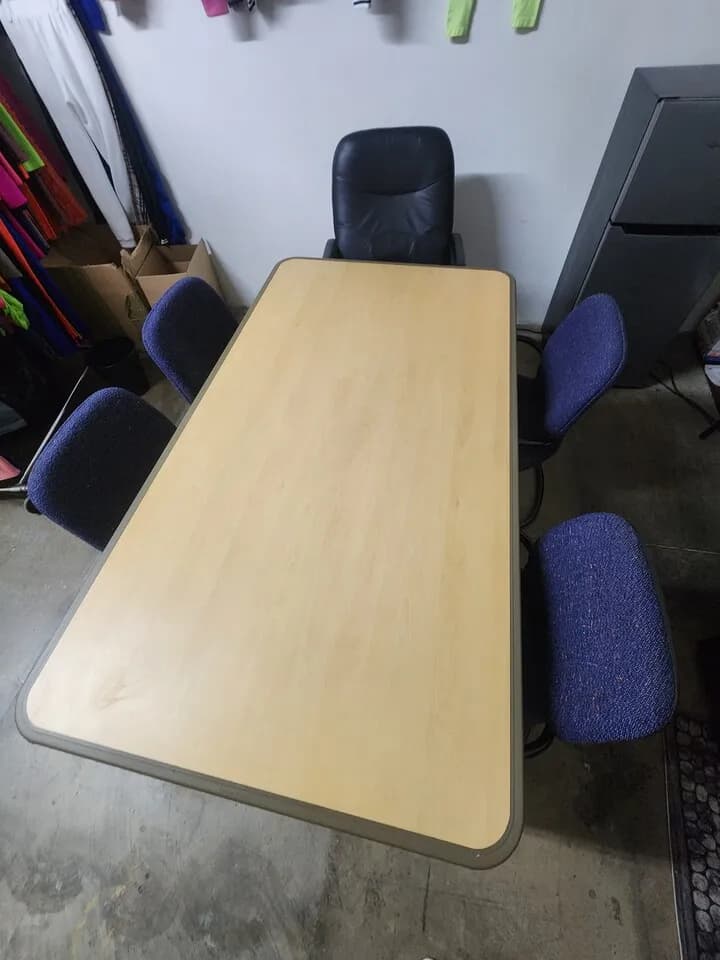 회의테이블및 의자4개외
					무빙세일
					LA