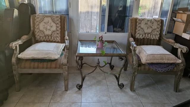 고풍스런 소파 의자 2개와 사이드 테이블 한 세트를 팝니다.
					가구
					La Mirada