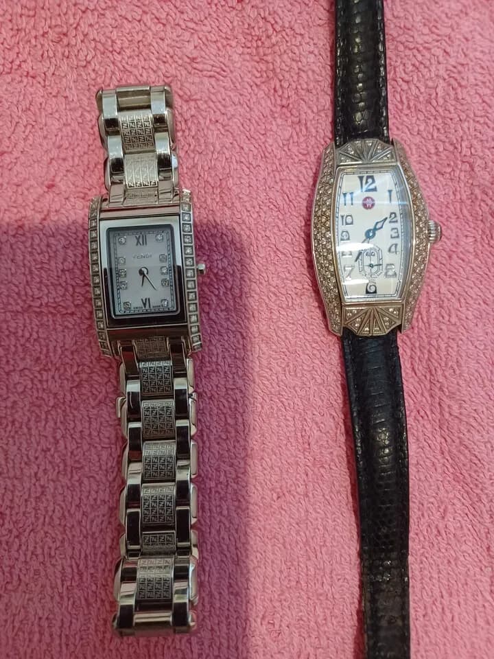 2 ladys watches for sale
					의류/패션
					Los Angeles