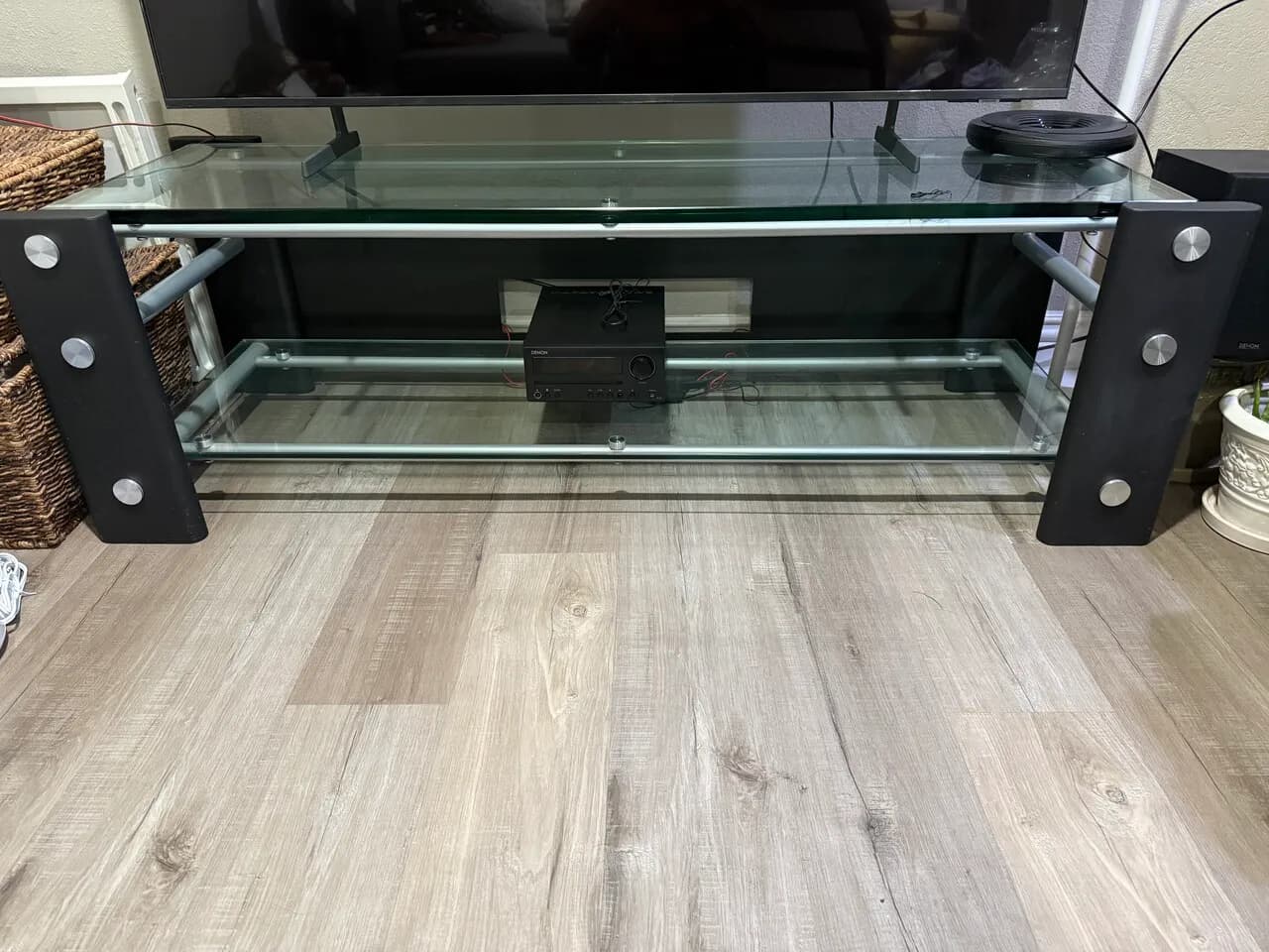 TV Stand
					가구
					Los Angeles